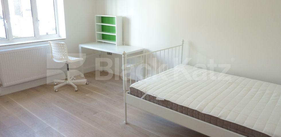 			 NEWLY REFURBISHED 3 BED GOOD FOR 4 SHARERS!, 3 Bedroom, 1 bath, 1 reception Flat			 Harrington Square, CAMDEN/MORNINGTON CRESCENT